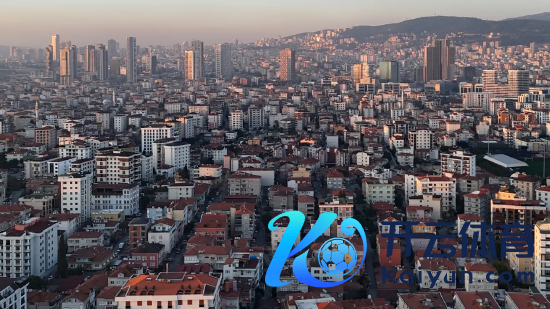 2024 年 3 月 4 日日落时辰，土耳其伊斯坦布尔的城市景不雅。